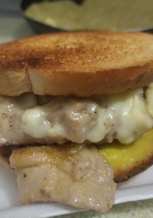 Una foto de Sándwich🥯de pollo🍗hawaiano🍍🧀🥐