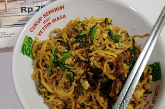 Bagaimana Menyiapkan Bakmi goreng kucai telur Sederhana Dan Enak