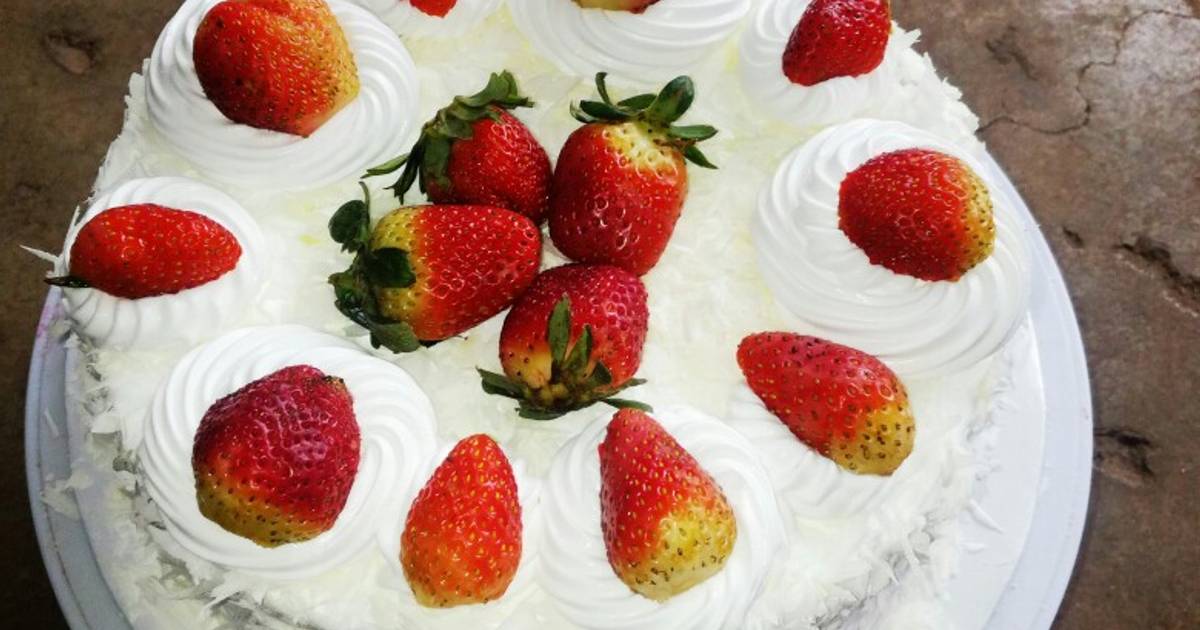 Eggless Strawberry Forest Cake Recipe Strawberry Cake Decoration Tutorail  स्ट्रॉबेरी फारेस्ट केक - YouTube