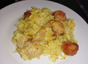 Una foto de Paella de pollo y longaniza