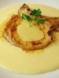 Una foto de Chuleta de cerdo con cremoso de patata