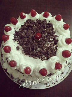 बिना अंडो के ब्लैक फारेस्ट केक (Eggless black forest cake recipe in hindi) रेसिपी मुख्य फोटो