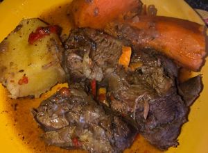 Una foto de Tapa De Nalga a La Olla,con Papas Y Batatas