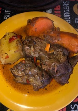 Una foto de Tapa De Nalga a La Olla,con Papas Y Batatas