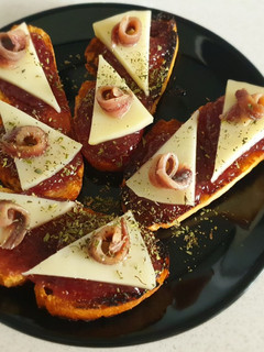 Una foto de Tosta con mermelada de higos y queso