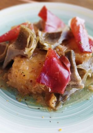 Una foto de Patatas a la importancia con alcachofas confitadas y jamón ibérico