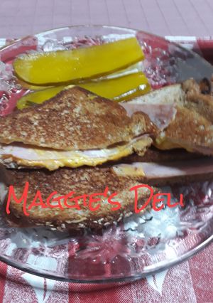Una foto de Grilled Ham & Cheese Sándwich 