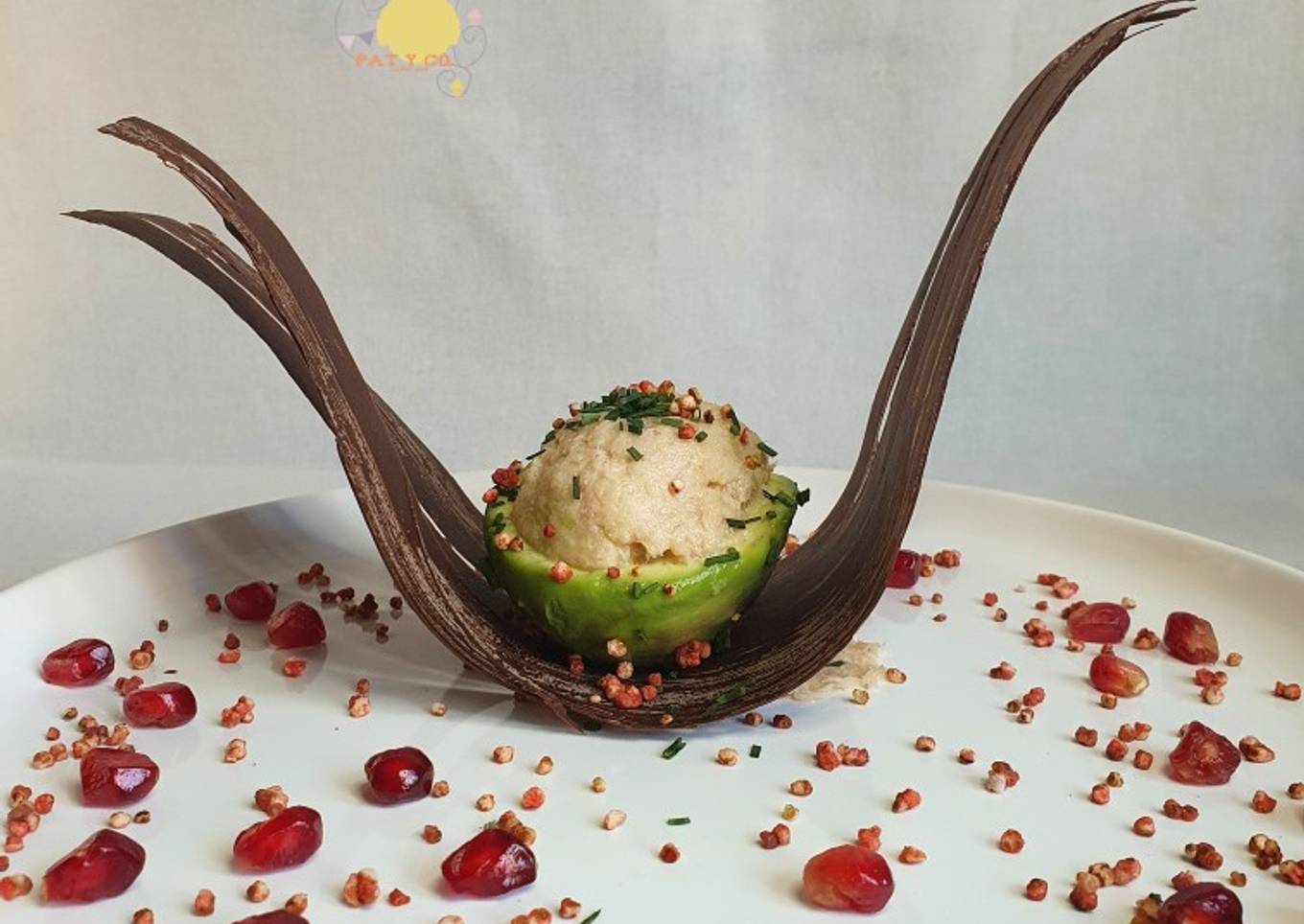 *Aguacate relleno en alas de Chocolate*
