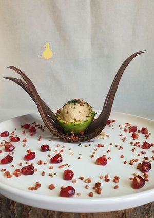 Una foto de *Aguacate relleno en alas de Chocolate*