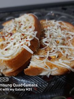 ચીઝ ગાર્લિક બ્રેડ (Cheese Garlic Bread Recipe in Gujarati) રેસીપી મુખ્ય ફોટો