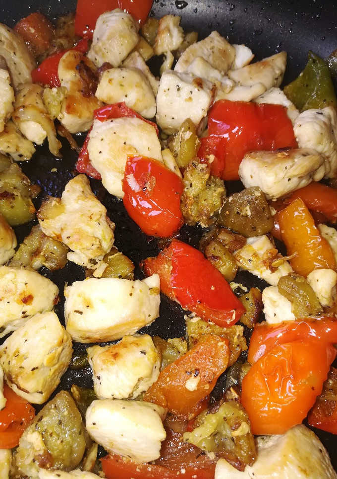 Una foto de Pechuga de pollo salteada con verduritas