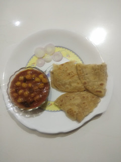 છોલે પરોઠા (chole parotha recipe in Gujarati) રેસીપી મુખ્ય ફોટો