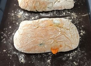 รูปของ ขนมปัง Ciabatta ใส่พริกฮาลาพิโนกับเชดด้าชีส