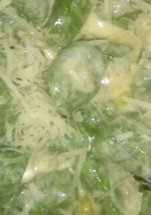 Una foto de Ñoquis de espinaca y papa con salsa de puerros