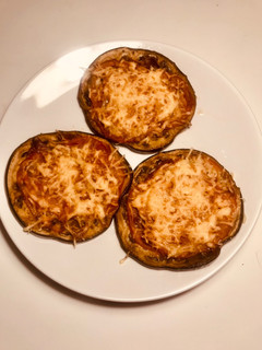 Una foto de Mini-Pizza de Berenjena 🍆 al horno 🍕