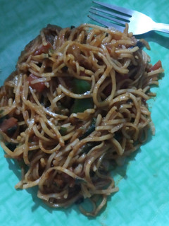 હક્કા નુડલ્સ(Hakka noodles recipe in gujarati) રેસીપી મુખ્ય ફોટો