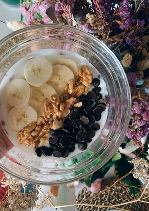 Foto principal de Yogur con plátano, nueces y gotitas de cacao negro