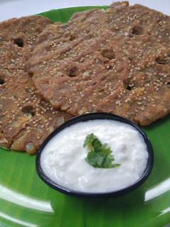 मिक्स पीठाचे थालीपीठ (mix pithache thalipeeth recipe in marathi) रेसिपी चे मुख्य फोटो