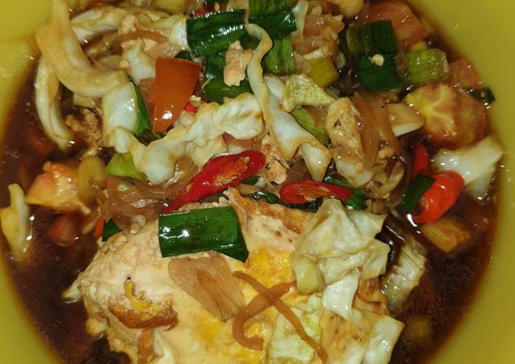 Bagaimana Menyiapkan Telur ceplok kuah kecap, Bisa Manjain Lidah