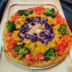 A picture of The not so guilty pizza (whole wheat based).