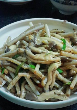 Hình của món Ngó sen, nấm yến xào tỏi.