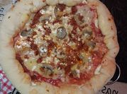 Una foto de pizza de queso fresco