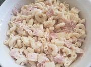 Una foto de pasta de codito con jamón y queso