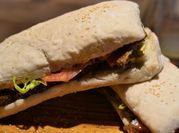 Una foto de pan ciabatta íntegral
