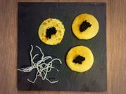 Una foto de blinis con caviar