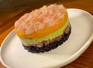 Foto di Torta di riso venere, tartare di tonno, avocado, zucca e tartare di gamberi rossi