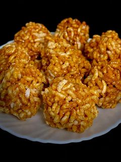 गुड़ मुरमुरे के लड्डू (gur murmure ke ladoo recipe in Hindi) रेसिपी मुख्य फोटो