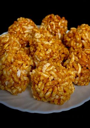 गुड़ मुरमुरे के लड्डू (gur murmure ke ladoo recipe in Hindi) रेसिपी मुख्य फोटो