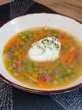 Sopa de guisantes con huevo poché