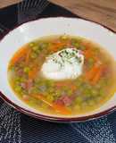Sopa de guisantes con huevo poché