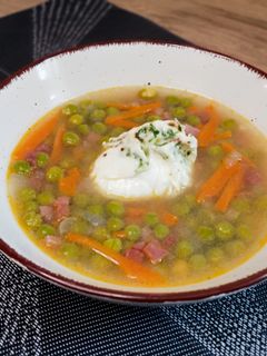 Una foto de Sopa de guisantes con huevo poché