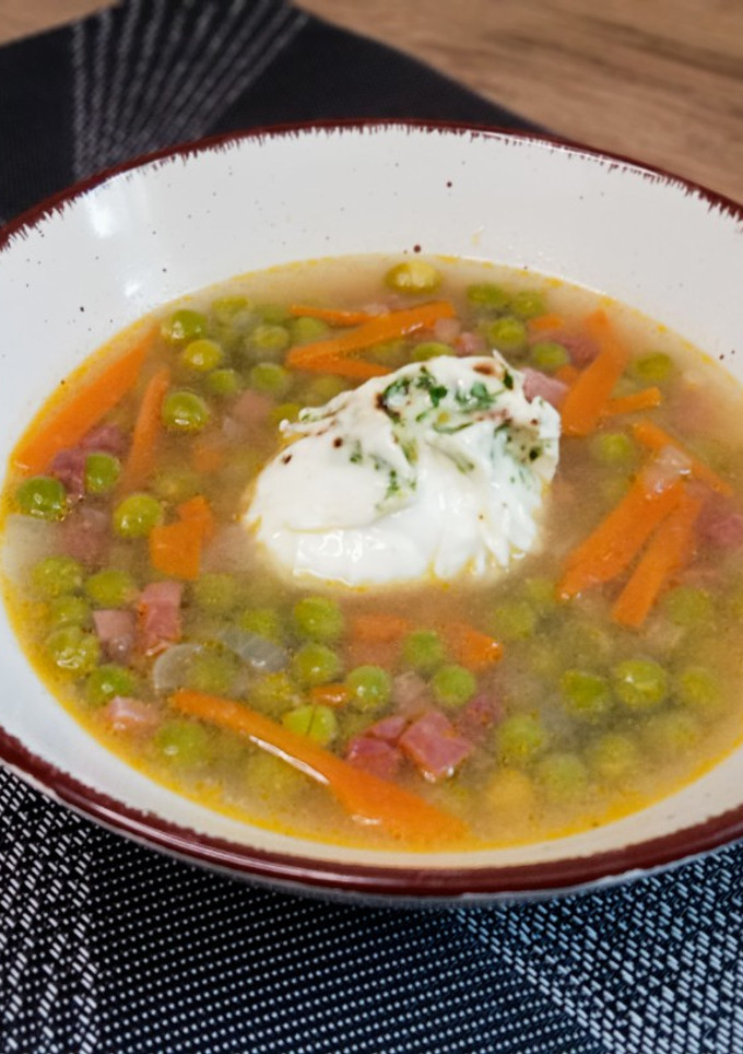 Una foto de Sopa de guisantes con huevo poché