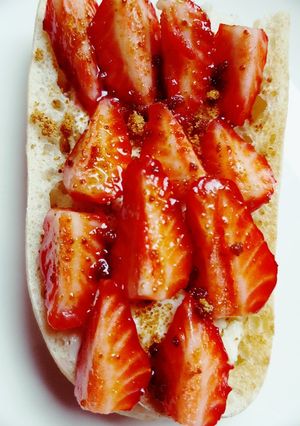 Une photo de Tartine de fraises au sucre