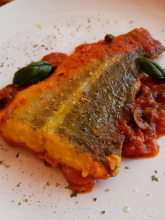 Una foto de Colitas de bacalao en salsa "estilo puttanesca"