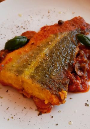Una foto de Colitas de bacalao en salsa "estilo puttanesca"