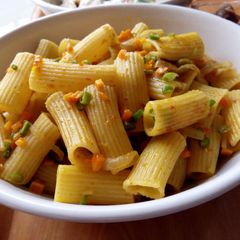 A picture of Stir fried rigatoni.