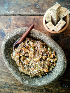 Una foto de Paté de BERENJENAS asadas con aceite aromatizado y crujiente