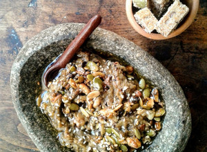 Una foto de Paté de BERENJENAS asadas con aceite aromatizado y crujiente