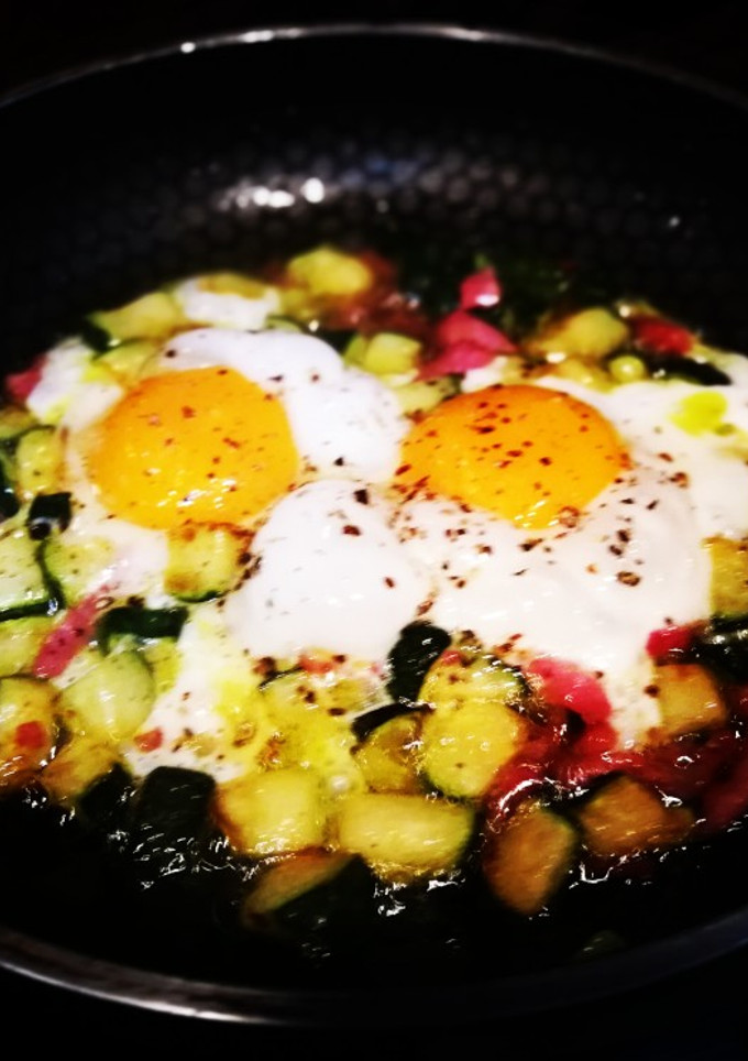 Una foto de Huevos sobre calabacín con jamón curado