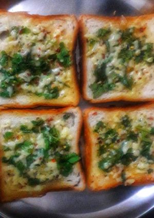 गार्लिक ब्रेड (Garlic bread recipe in hindi)) रेसिपी मुख्य फोटो
