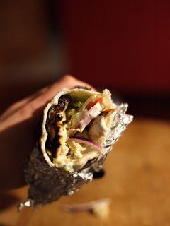 Una foto de Dürüm Kebab de pollo con salsa kebab, todo casero! 🇹🇷