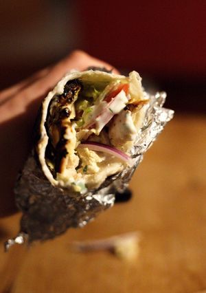 Una foto de Dürüm Kebab de pollo con salsa kebab, todo casero! 🇹🇷