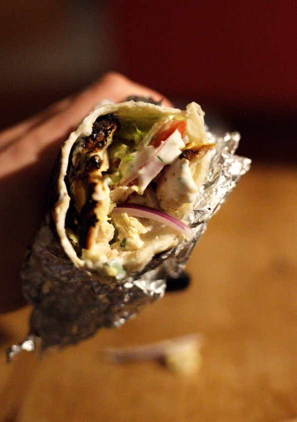 Una foto de Dürüm Kebab de pollo con salsa kebab, todo casero! 🇹🇷