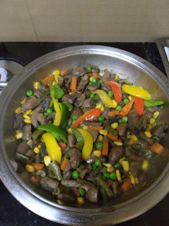 A picture of Vegetable sukha in green curry paste.