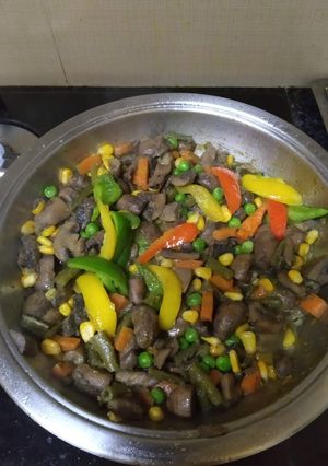 A picture of Vegetable sukha in green curry paste.