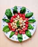 Tofu a la albahaca 🌱 Ensalada inspirada en Caprese pero vegan 🌱 Tofu, tomates cherry, albahaca y AO